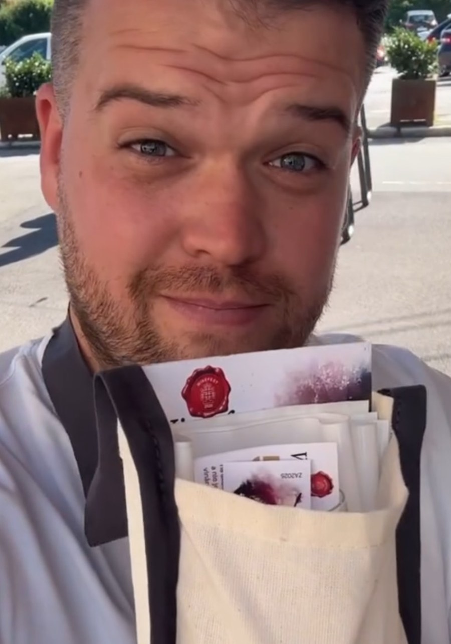 Dušan Lukáč, zakladateľ darujvinko.sk, s vínom v plátennej taške